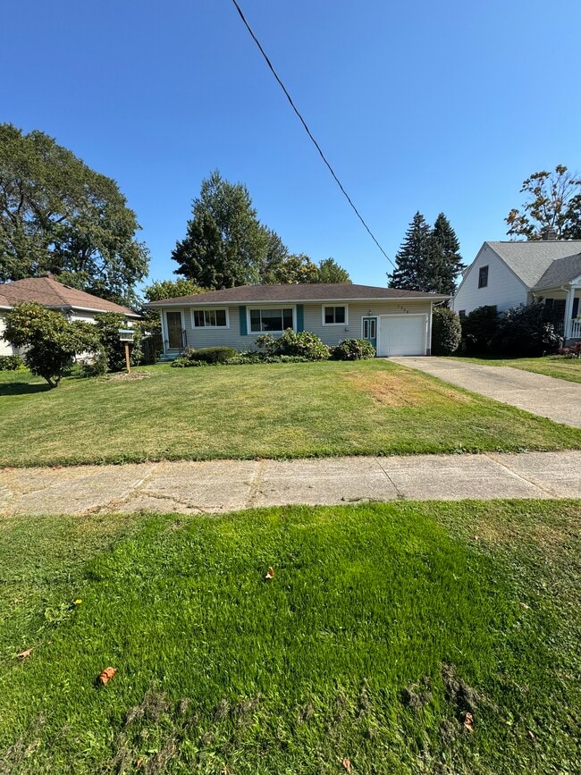 7329 Chestnut St in Fairview, PA - Foto de edificio - Building Photo
