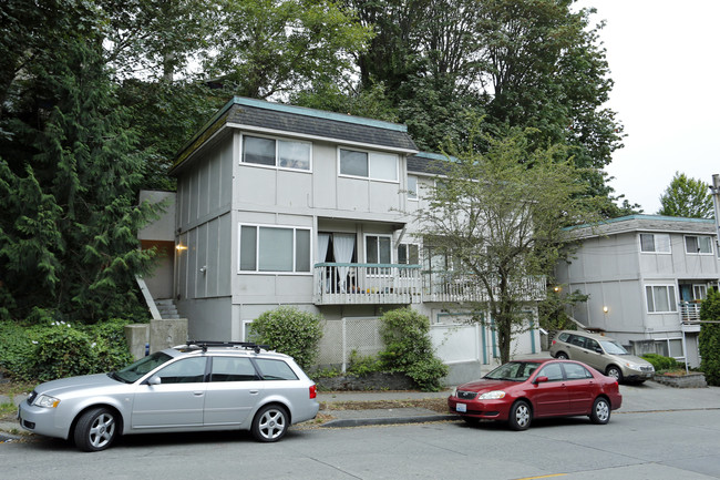 7063 Lincoln Park Way SW in Seattle, WA - Building Photo - Building Photo