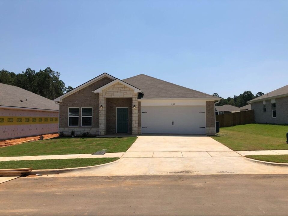 1408 Monterey Dr in Longview, TX - Building Photo