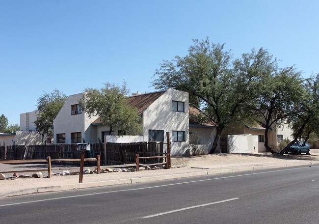 1 E Navajo Rd in Tucson, AZ - Foto de edificio - Building Photo