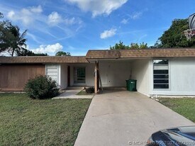 7013 NW 63rd Ct in Tamarac, FL - Building Photo