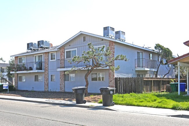 185 N Cottage St in Porterville, CA - Foto de edificio - Building Photo