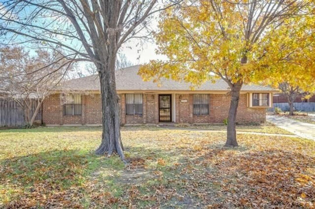 2213 Meadow Lake Dr in Grand Prairie, TX - Building Photo