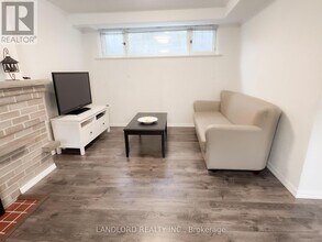 7 Foxwarren Dr in Toronto, ON - Building Photo - Building Photo