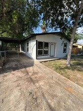 415 W Hutchins Pl in San Antonio, TX - Building Photo - Building Photo