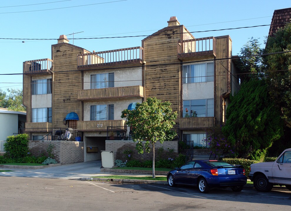 217 E Oak Ave in El Segundo, CA - Building Photo