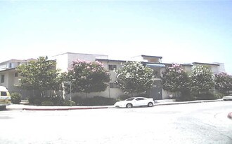 5201 Rigoletto St in Woodland Hills, CA - Building Photo