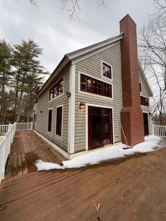 62 Heights Rd in Gilford, NH - Foto de edificio - Building Photo