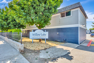 Willow Lake Apartments in Keizer, OR - Building Photo - Building Photo