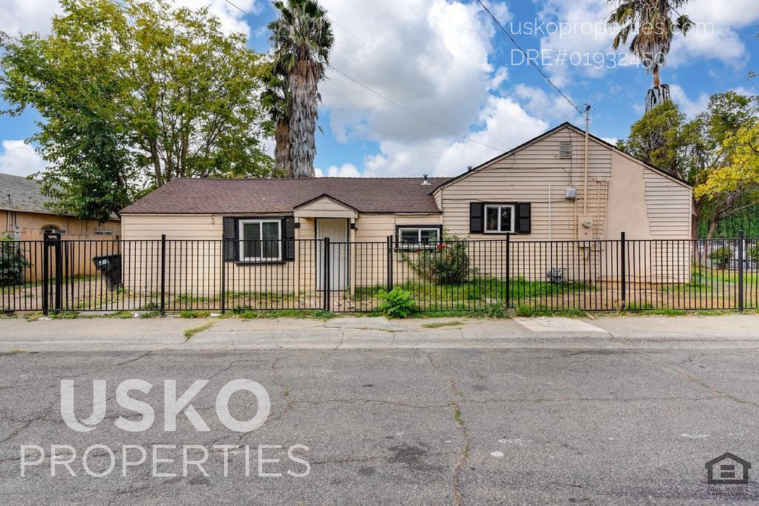 4806 Mendocino Blvd in Sacramento, CA - Building Photo