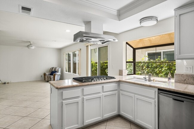 24681 Creekview Dr in Laguna Hills, CA - Foto de edificio - Building Photo