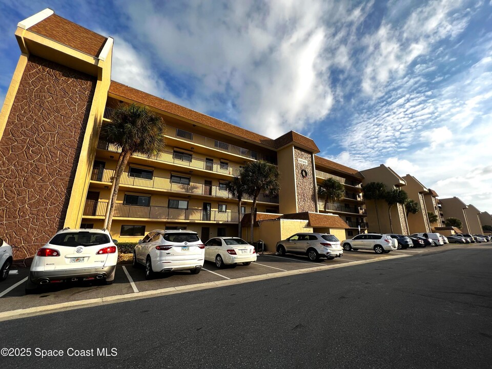 8500 Ridgewood Ave in Cape Canaveral, FL - Foto de edificio