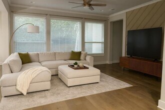 9713 McKnight Lp in Austin, TX - Foto de edificio - Building Photo