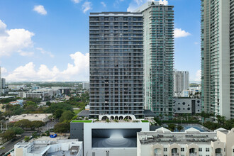 Metro Edgewater in Miami, FL - Building Photo - Building Photo