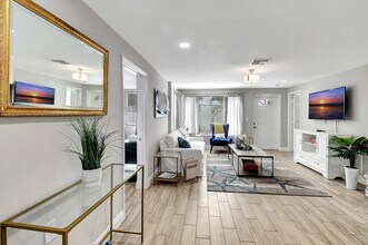 214 Seacrest Ln in Delray Beach, FL - Foto de edificio - Building Photo