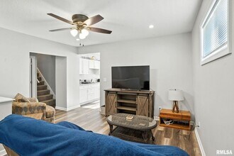 300 S 14th St in Le Claire, IA - Building Photo - Building Photo
