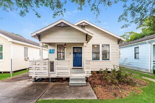 4715 Avenue P 1/2 in Galveston, TX - Building Photo