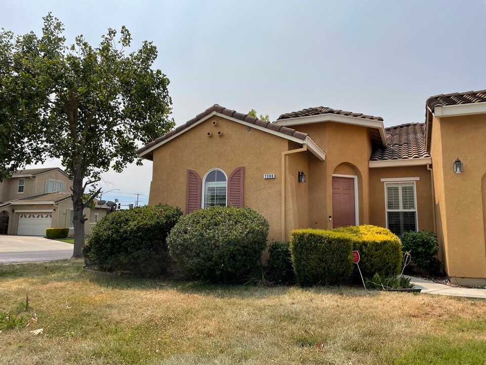 7300 Elvora Way in Elk Grove, CA - Foto de edificio