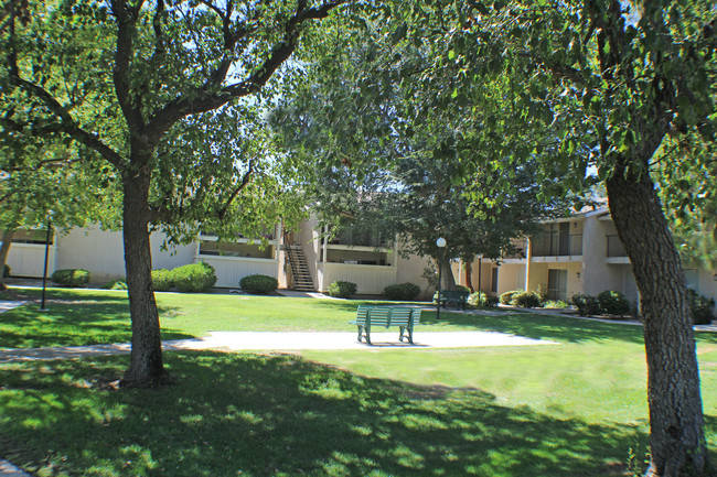 Stockdale Garden Villas in Bakersfield, CA - Building Photo - Building Photo