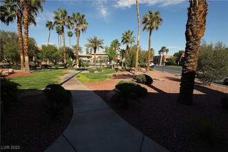 5116 River Glen Dr in Las Vegas, NV - Building Photo - Building Photo