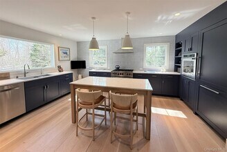 323 Division St in Sag Harbor, NY - Building Photo - Building Photo