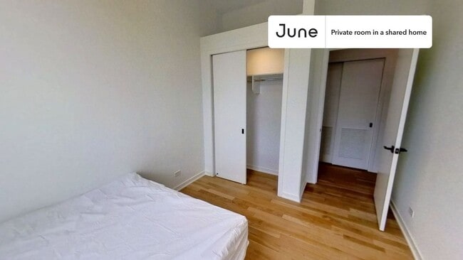 Private bedroom in 4 bed/3 bath Home in Chicago, IL - Building Photo - Building Photo