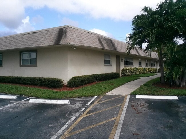 481 Banks Rd in Margate, FL - Building Photo - Building Photo