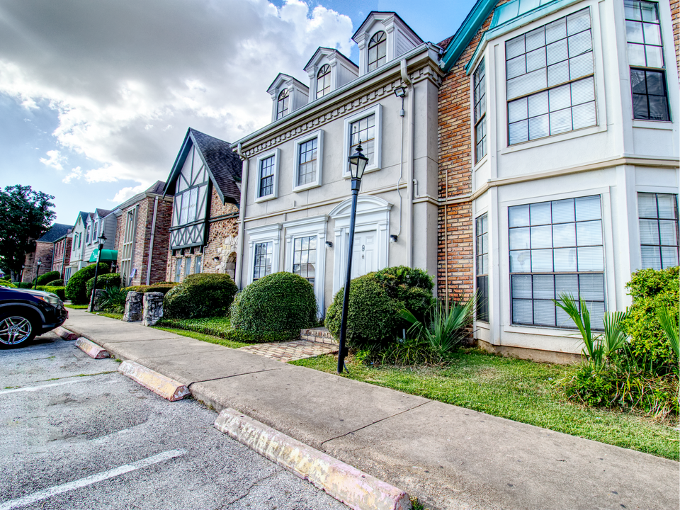 SunBlossom Cottages in Houston, TX - Building Photo