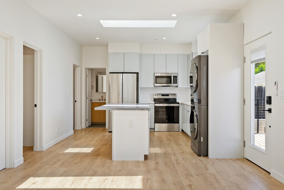 325 Cerro Romauldo Ave in San Luis Obispo, CA - Building Photo