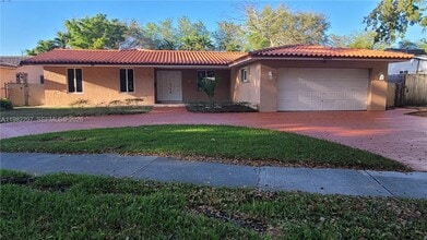 6895 Loch Ness Dr in Miami Lakes, FL - Building Photo - Building Photo