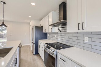 Light & bright University Hills home with in Denver, CO - Foto de edificio - Building Photo