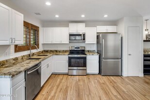 17611 N 28th Ave in Phoenix, AZ - Building Photo