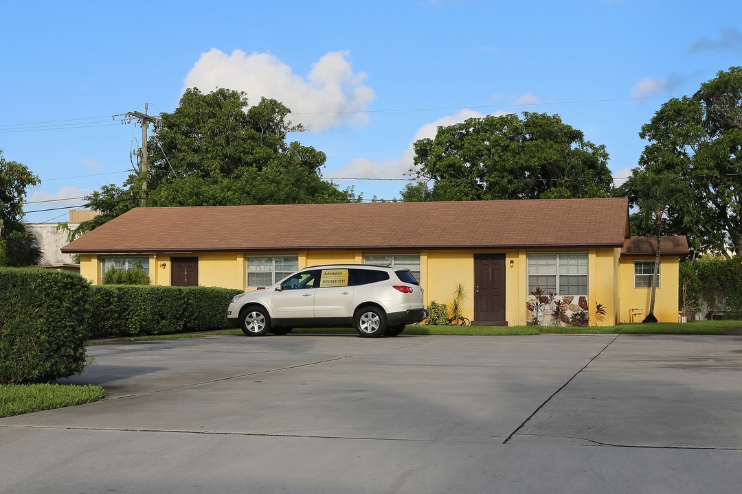 3911-3919 Wisconsin St in Lake Worth, FL - Foto de edificio