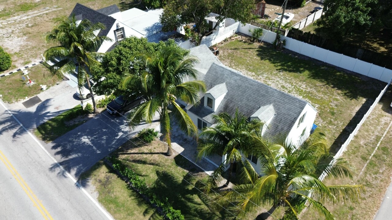 87 Silver Beach Rd in Riviera Beach, FL - Building Photo