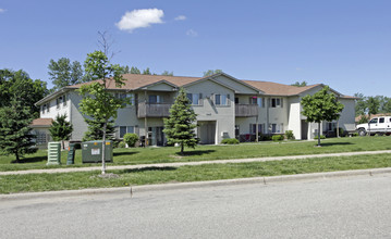 Pondview Apartments in Lake Mills, WI - Foto de edificio - Building Photo