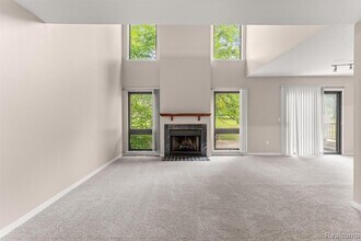 644 Ashley Cir E in Rochester Hills, MI - Foto de edificio - Building Photo