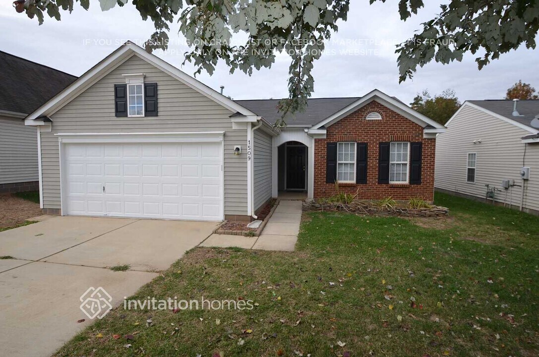 1509 Majestic Meadow Dr in Charlotte, NC - Building Photo