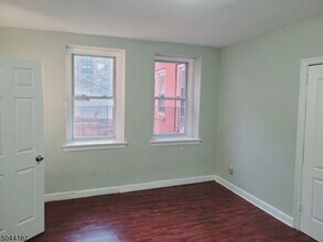 129 N Walnut St-Unit -B5 in East Orange, NJ - Foto de edificio - Building Photo