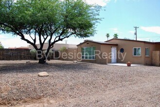 2020 E Grant Rd in Tucson, AZ - Foto de edificio - Building Photo