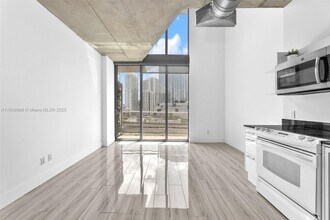 690 SW 1st Ct, Unit 1008 in Miami, FL - Foto de edificio - Building Photo