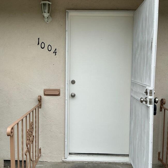 1004-1008 E Washington Ave in Orange, CA - Foto de edificio - Building Photo