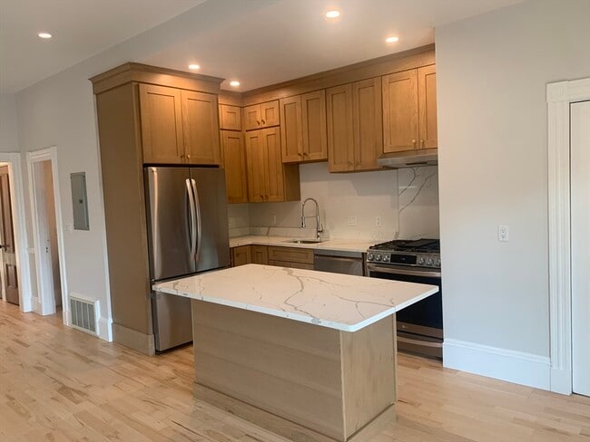 873 E 4th St, Unit 3