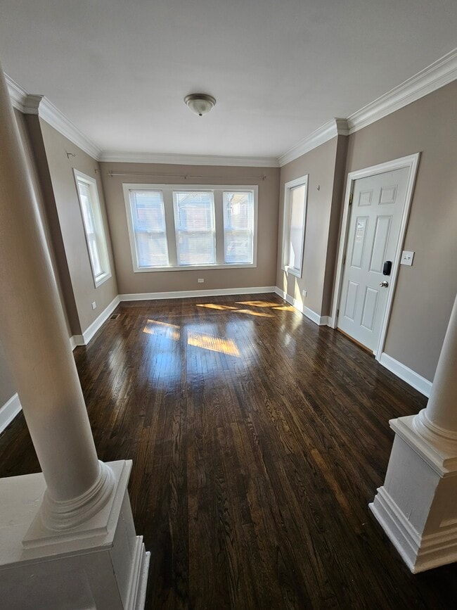 8539 S Colfax Ave, Unit First Floor Unit 1 in Chicago, IL - Foto de edificio - Building Photo