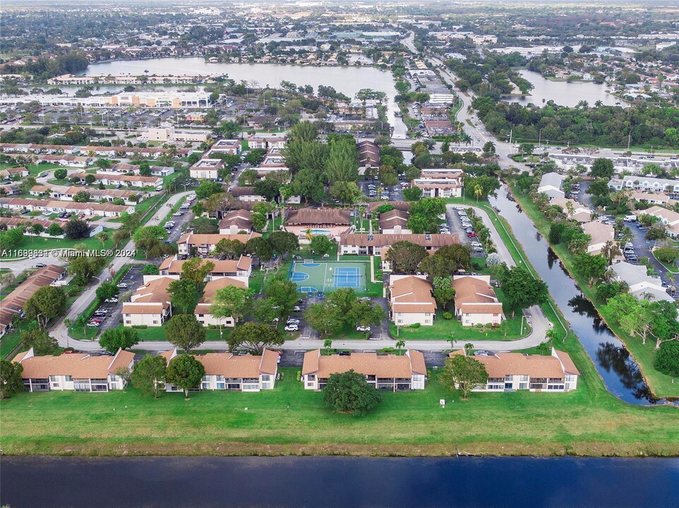 370 E Laurel Dr in Margate, FL - Building Photo