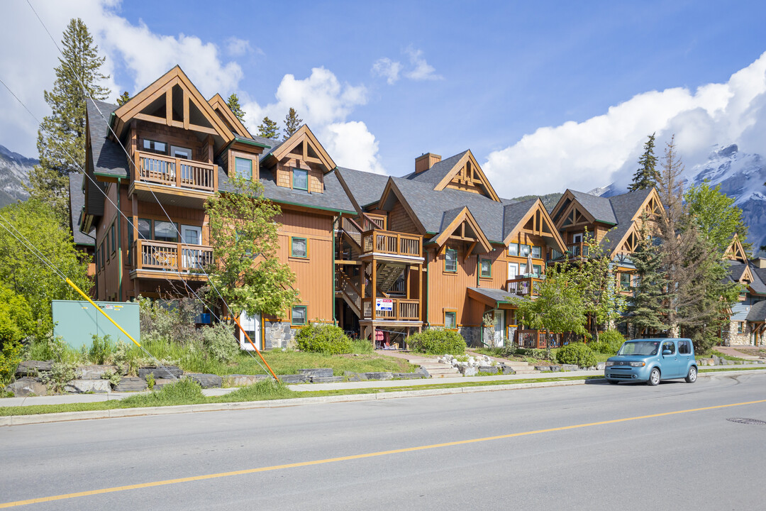 345 Marten St in Banff, AB - Building Photo