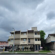 37 unit building close to CSUN! in Northridge, CA - Foto de edificio - Building Photo