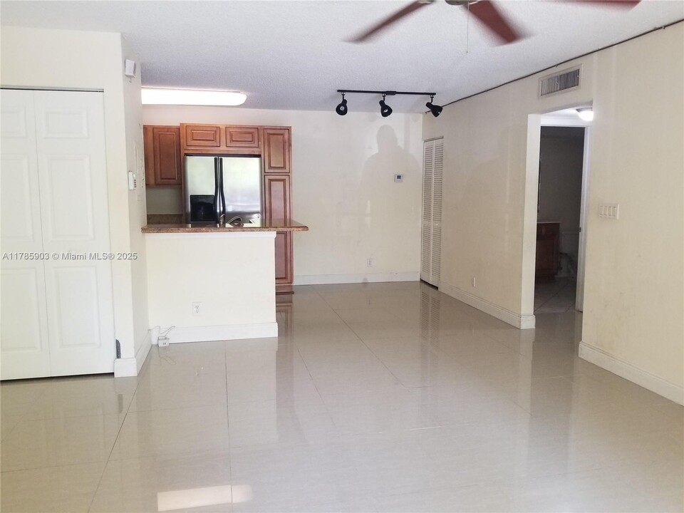 611 Lyons Rd in Coconut Creek, FL - Foto de edificio