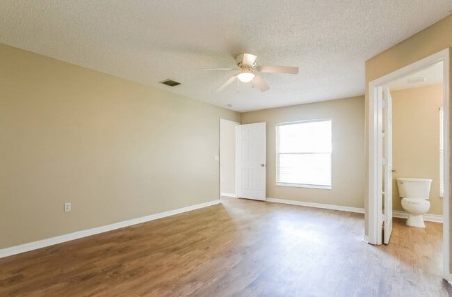 650 4th Ave N in Deltona, FL - Foto de edificio - Building Photo