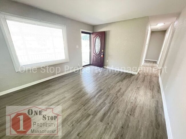 1306 N Redwood Dr in Independence, MO - Building Photo - Building Photo