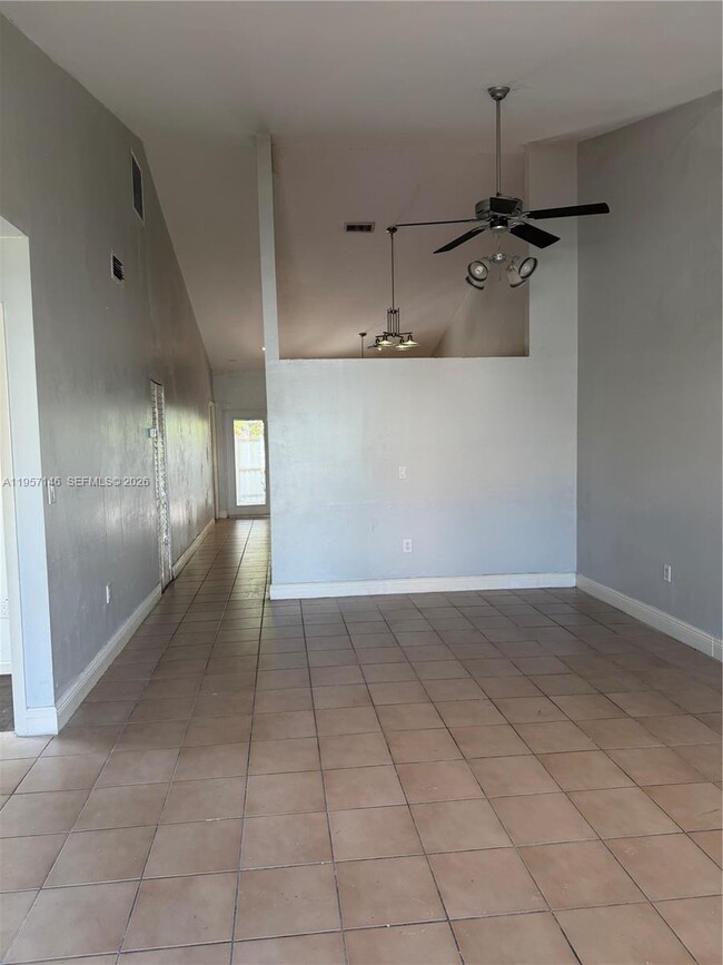 8712 NW 108th Ln in Hialeah Gardens, FL - Building Photo - Building Photo